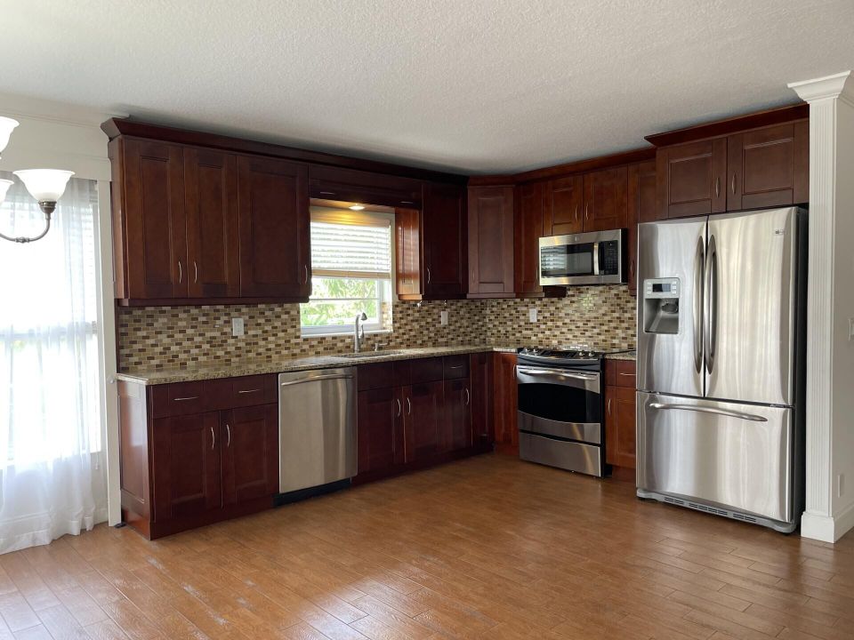Active With Contract: $2,150 (2 beds, 2 baths, 1062 Square Feet)
