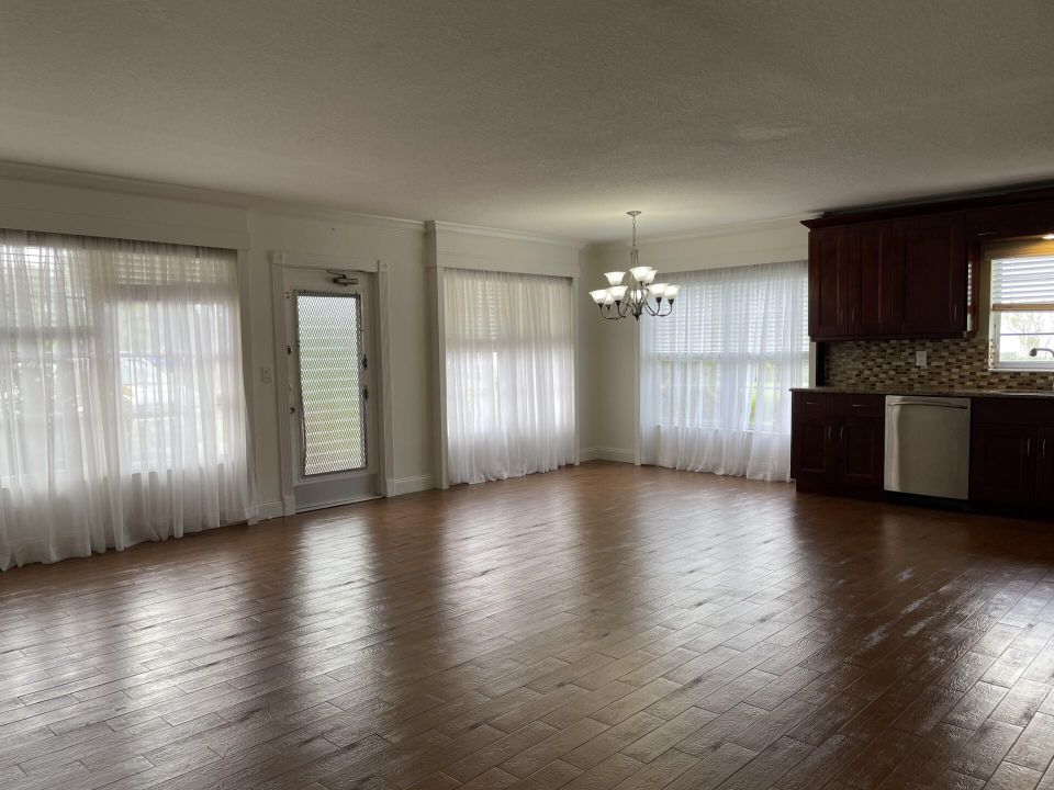 Active With Contract: $2,150 (2 beds, 2 baths, 1062 Square Feet)