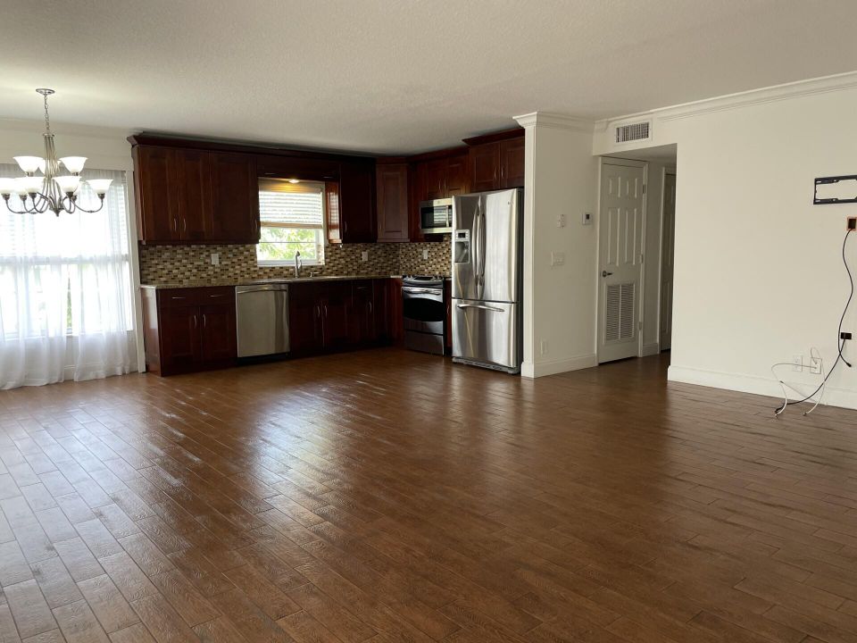 Active With Contract: $2,150 (2 beds, 2 baths, 1062 Square Feet)