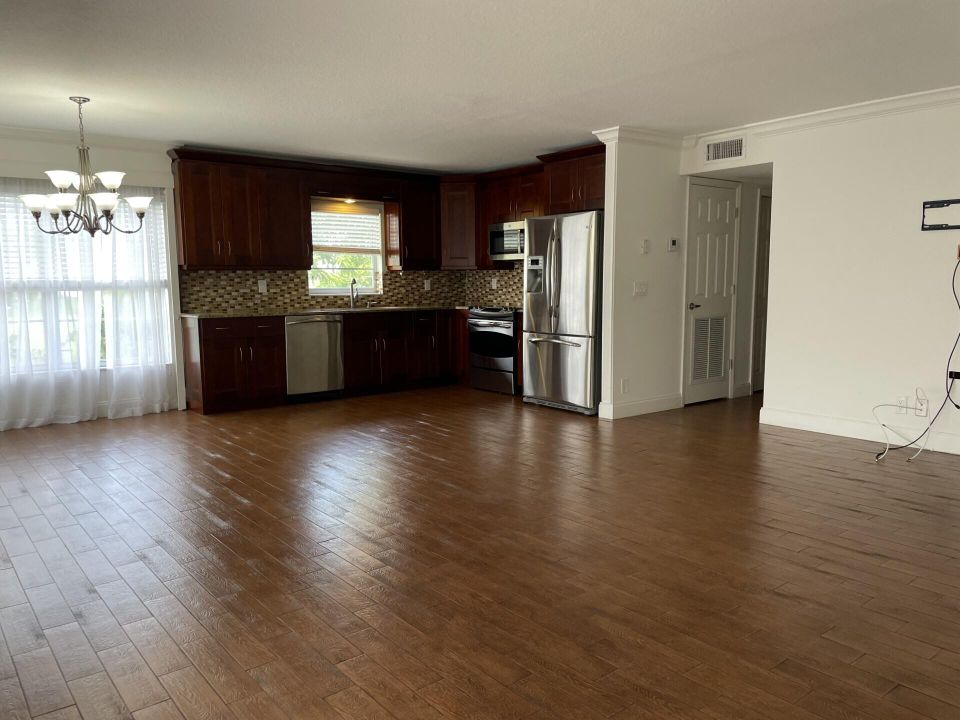 Active With Contract: $2,150 (2 beds, 2 baths, 1062 Square Feet)