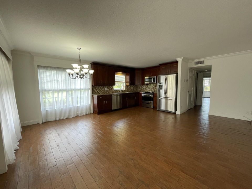 Active With Contract: $2,150 (2 beds, 2 baths, 1062 Square Feet)