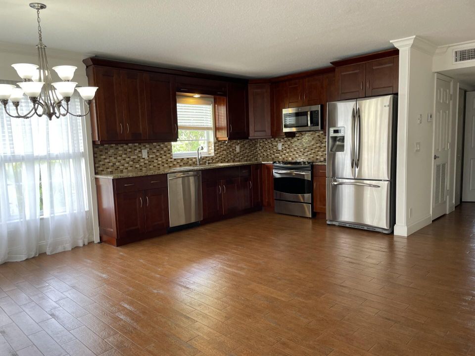 Active With Contract: $2,150 (2 beds, 2 baths, 1062 Square Feet)