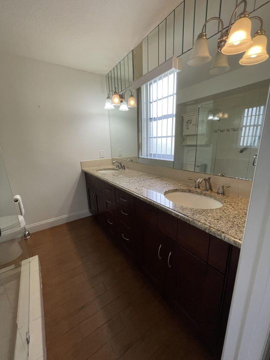 Active With Contract: $2,150 (2 beds, 2 baths, 1062 Square Feet)