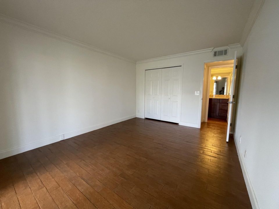 Active With Contract: $2,150 (2 beds, 2 baths, 1062 Square Feet)