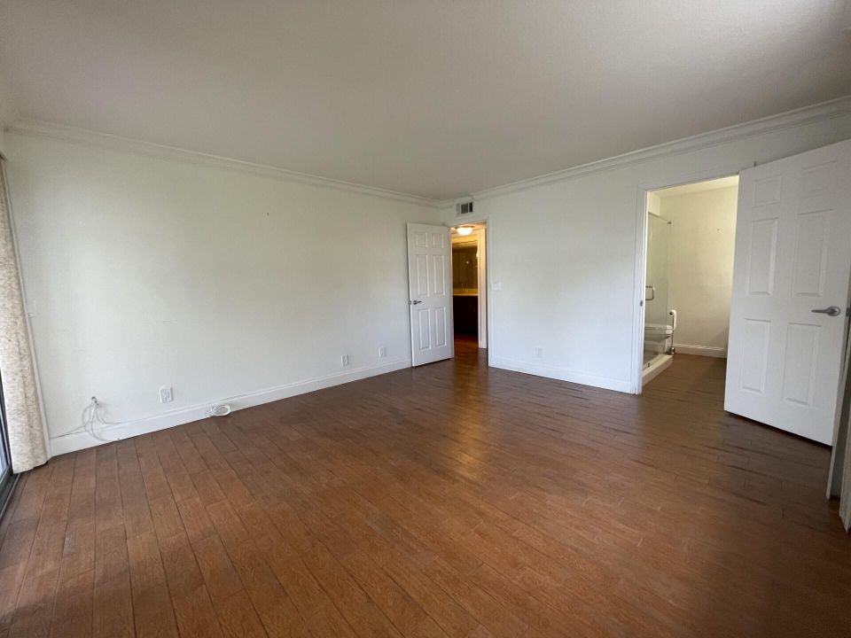 Active With Contract: $2,150 (2 beds, 2 baths, 1062 Square Feet)