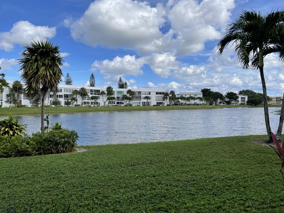 Active With Contract: $2,150 (2 beds, 2 baths, 1062 Square Feet)