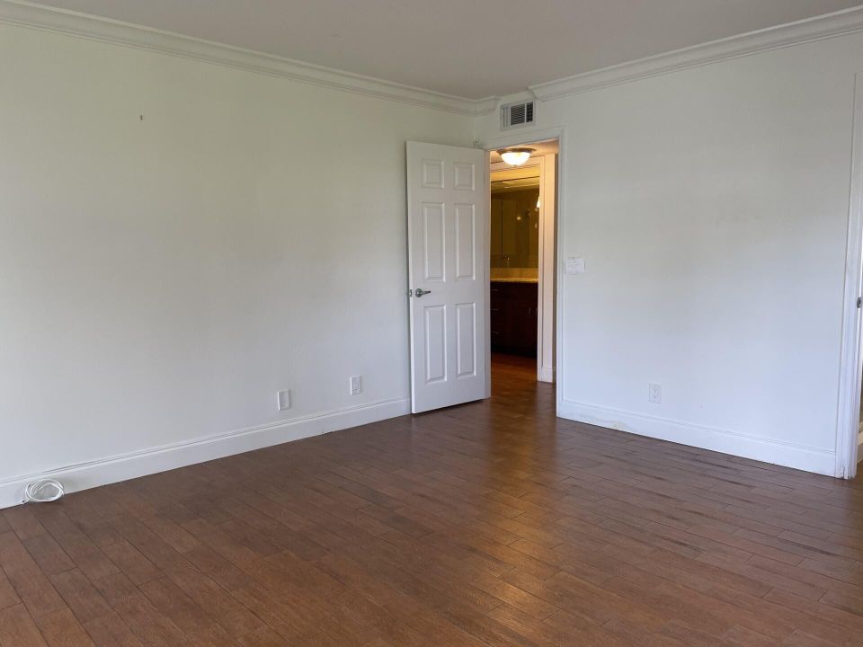Active With Contract: $2,150 (2 beds, 2 baths, 1062 Square Feet)