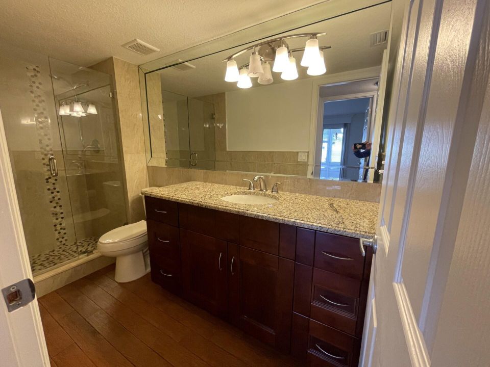 Active With Contract: $2,150 (2 beds, 2 baths, 1062 Square Feet)