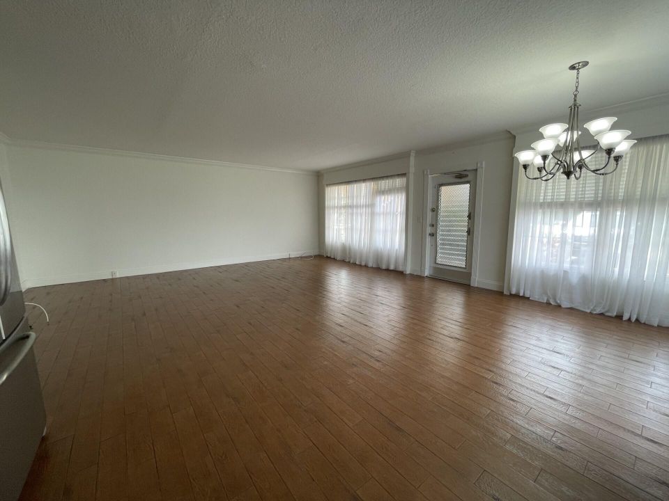 Active With Contract: $2,150 (2 beds, 2 baths, 1062 Square Feet)