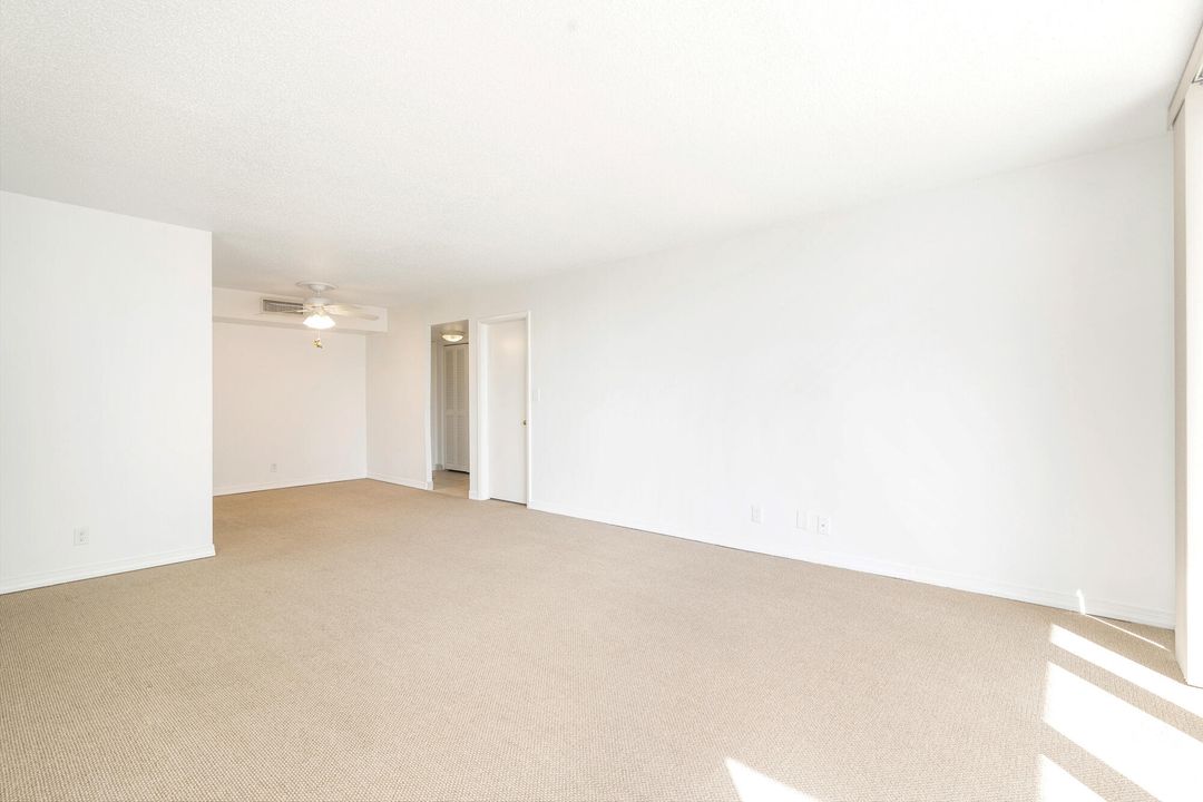 Active With Contract: $2,750 (2 beds, 2 baths, 1247 Square Feet)