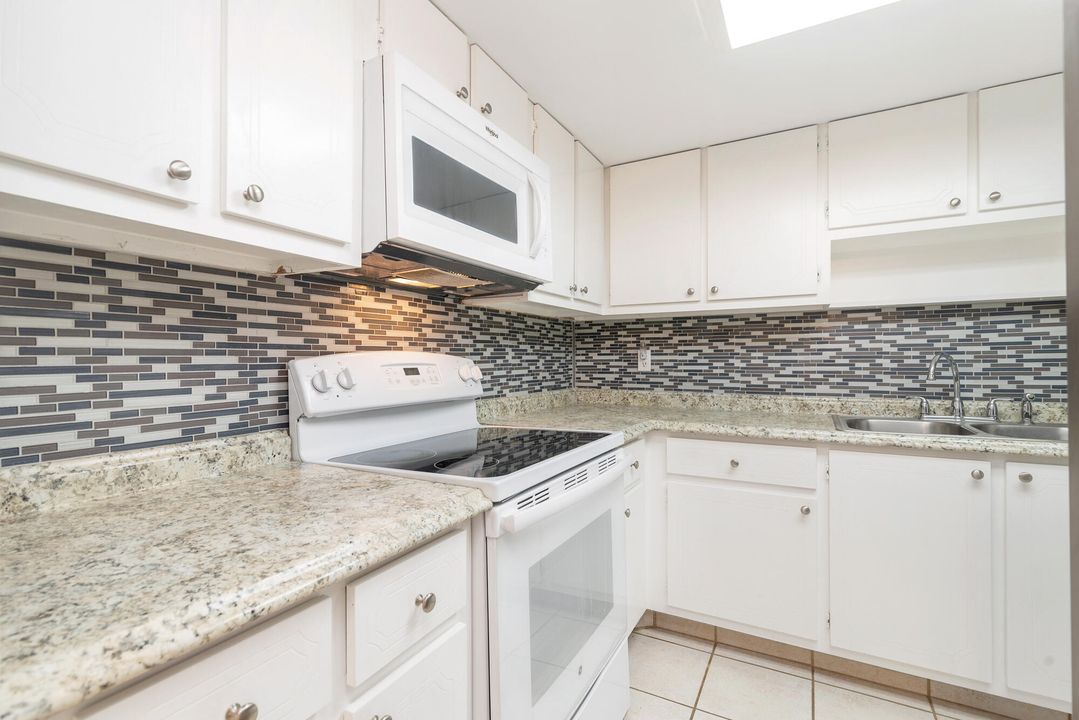 Active With Contract: $2,750 (2 beds, 2 baths, 1247 Square Feet)