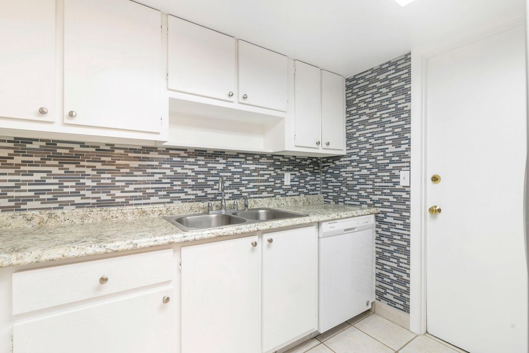 Active With Contract: $2,750 (2 beds, 2 baths, 1247 Square Feet)