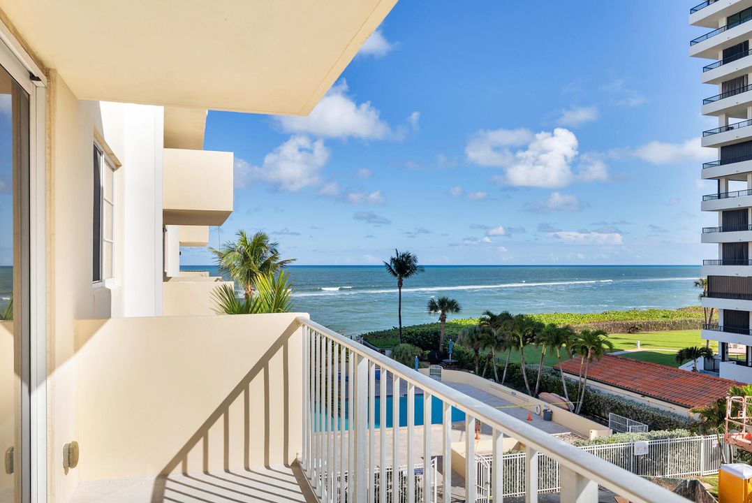 Active With Contract: $2,750 (2 beds, 2 baths, 1247 Square Feet)