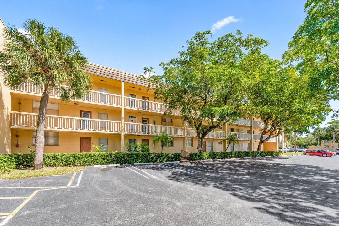 For Sale: $64,900 (1 beds, 1 baths, 660 Square Feet)