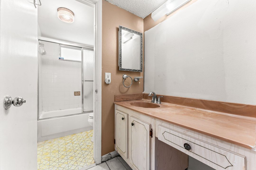 For Sale: $64,900 (1 beds, 1 baths, 660 Square Feet)