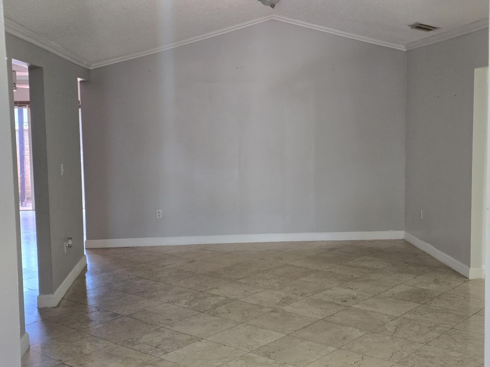 For Rent: $2,900 (3 beds, 1 baths, 1925 Square Feet)