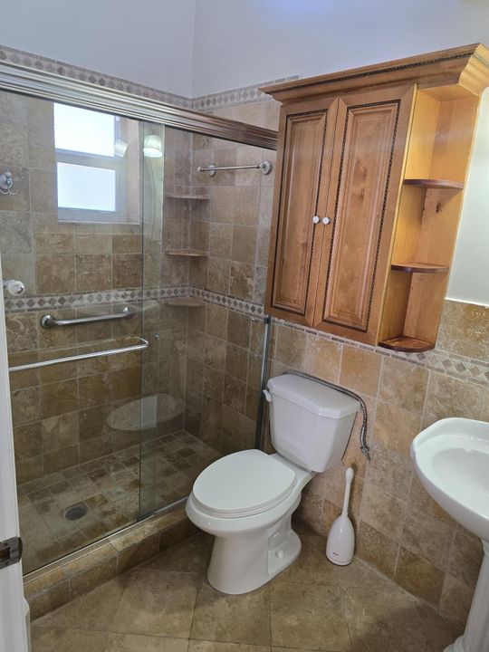 For Rent: $2,900 (3 beds, 1 baths, 1925 Square Feet)