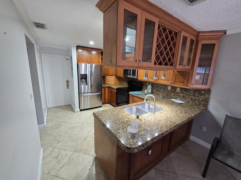 For Rent: $2,900 (3 beds, 1 baths, 1925 Square Feet)