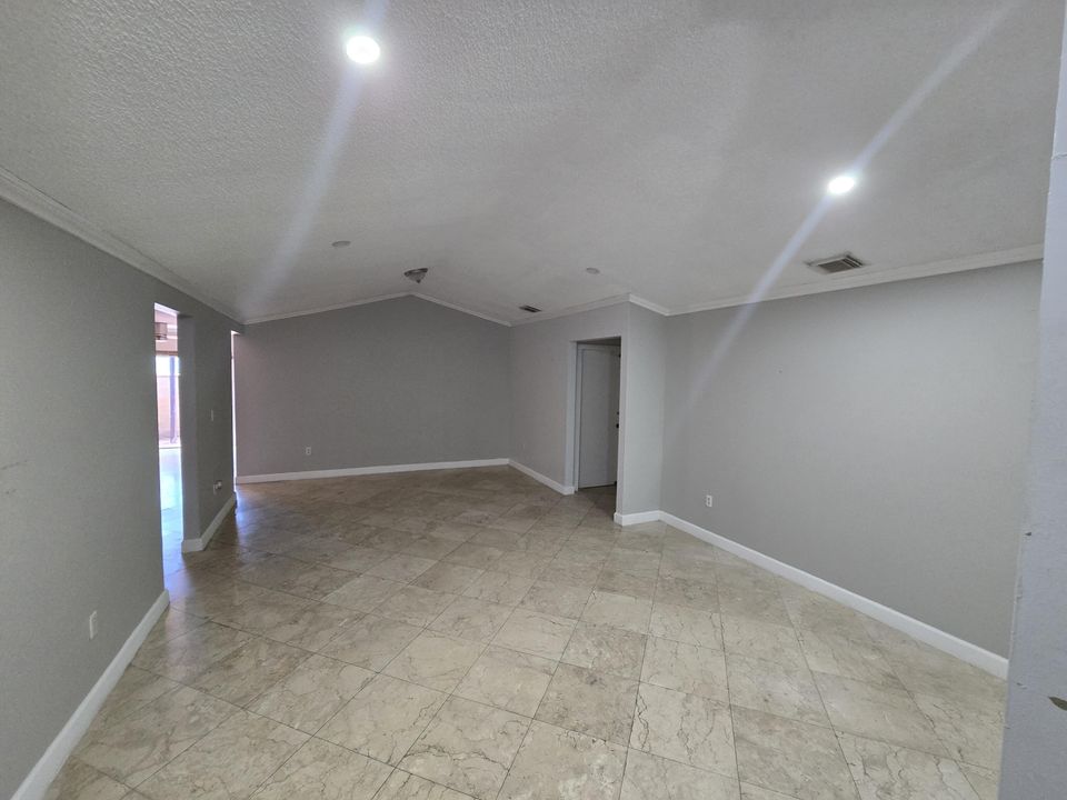 For Rent: $2,900 (3 beds, 1 baths, 1925 Square Feet)