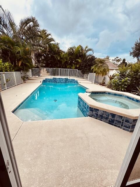 Недавно продано: $649,900 (4 спален, 2 ванн, 2353 Квадратных фут)