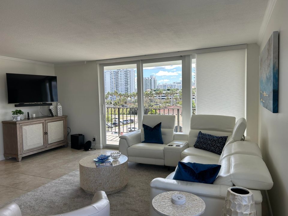 For Sale: $550,000 (2 beds, 2 baths, 1400 Square Feet)