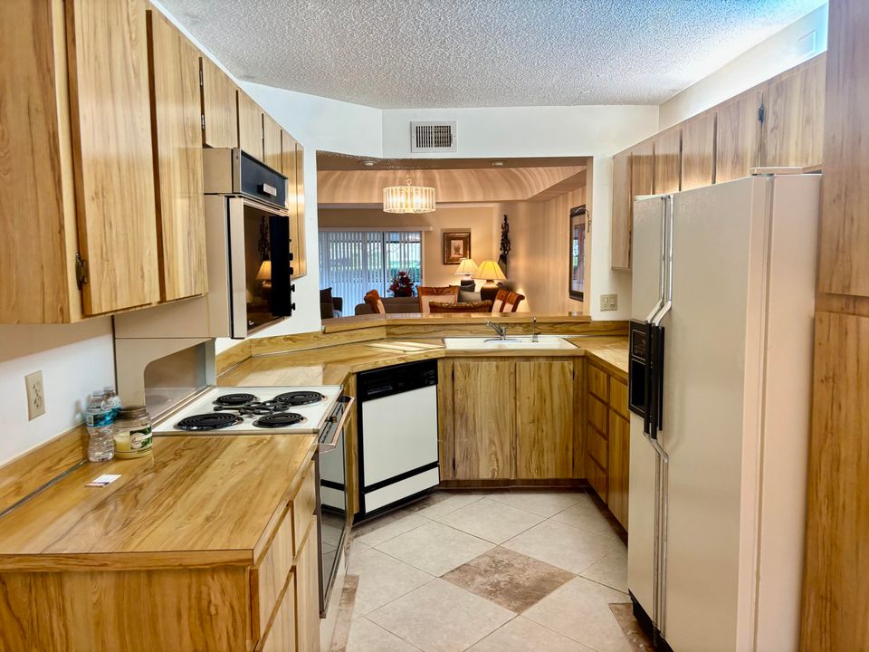 Active With Contract: $125,000 (2 beds, 2 baths, 1237 Square Feet)