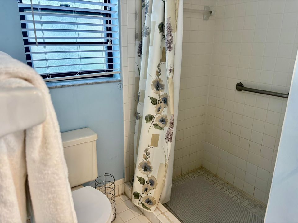 Active With Contract: $125,000 (2 beds, 2 baths, 1237 Square Feet)