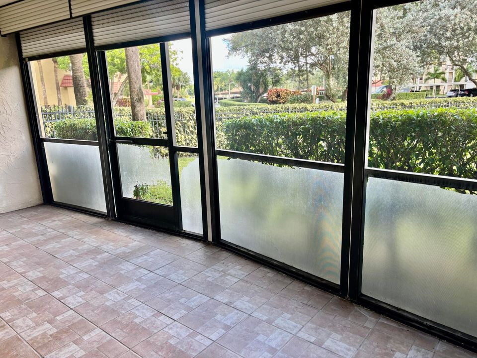 Active With Contract: $125,000 (2 beds, 2 baths, 1237 Square Feet)