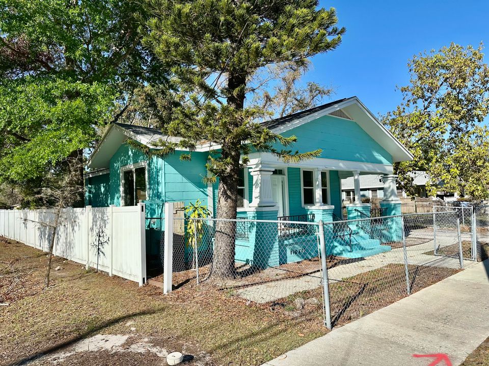 For Rent: $2,900 (3 beds, 2 baths, 1108 Square Feet)