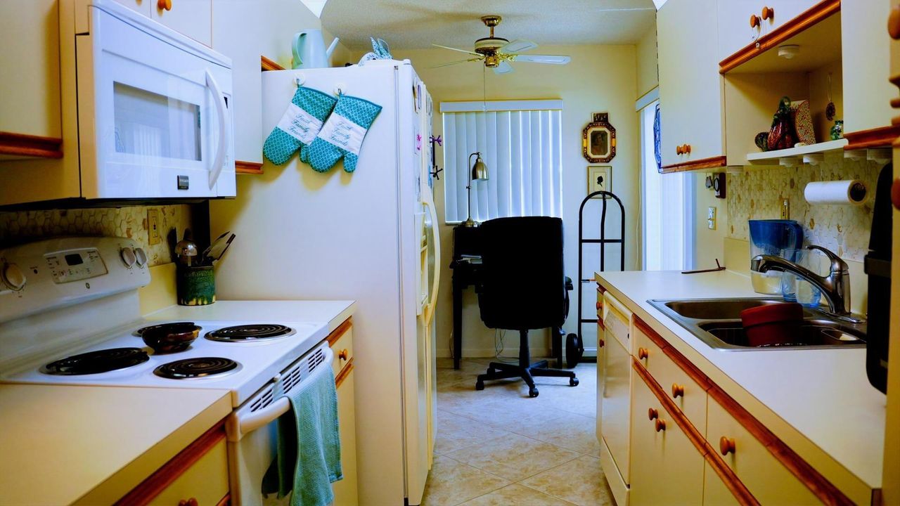 For Sale: $174,900 (1 beds, 2 baths, 1125 Square Feet)