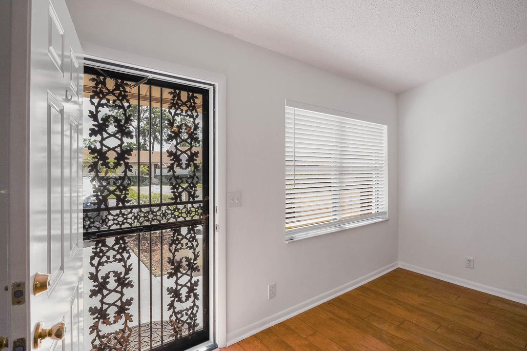 For Sale: $225,000 (2 beds, 2 baths, 1085 Square Feet)