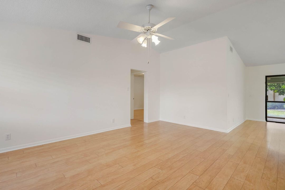 For Sale: $225,000 (2 beds, 2 baths, 1085 Square Feet)