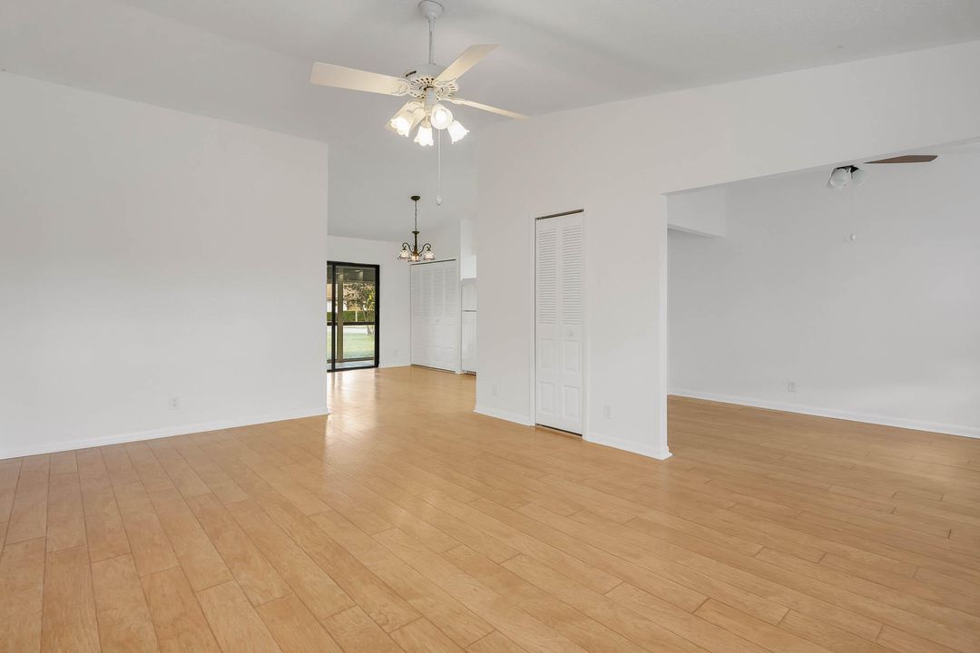 For Sale: $225,000 (2 beds, 2 baths, 1085 Square Feet)