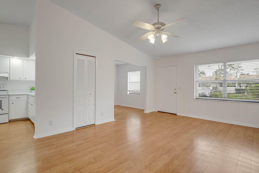 For Sale: $225,000 (2 beds, 2 baths, 1085 Square Feet)