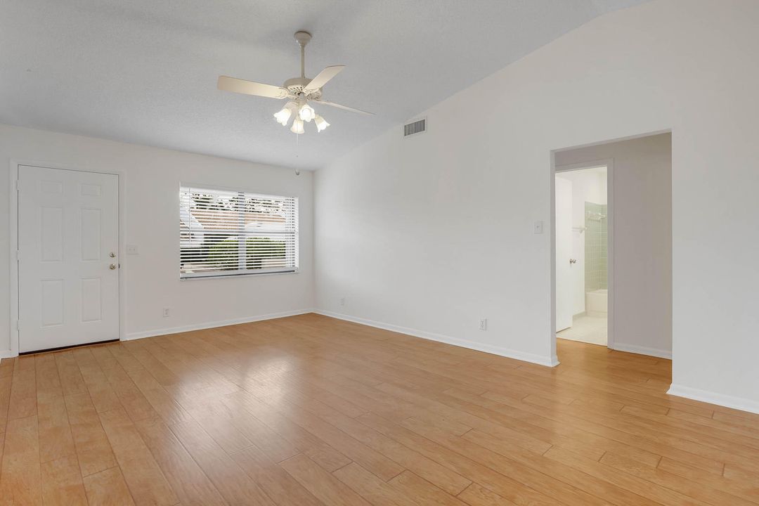 For Sale: $225,000 (2 beds, 2 baths, 1085 Square Feet)