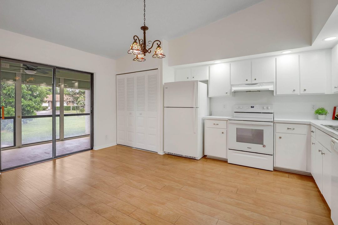 For Sale: $225,000 (2 beds, 2 baths, 1085 Square Feet)