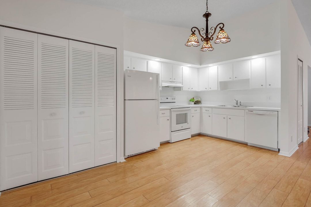 For Sale: $225,000 (2 beds, 2 baths, 1085 Square Feet)