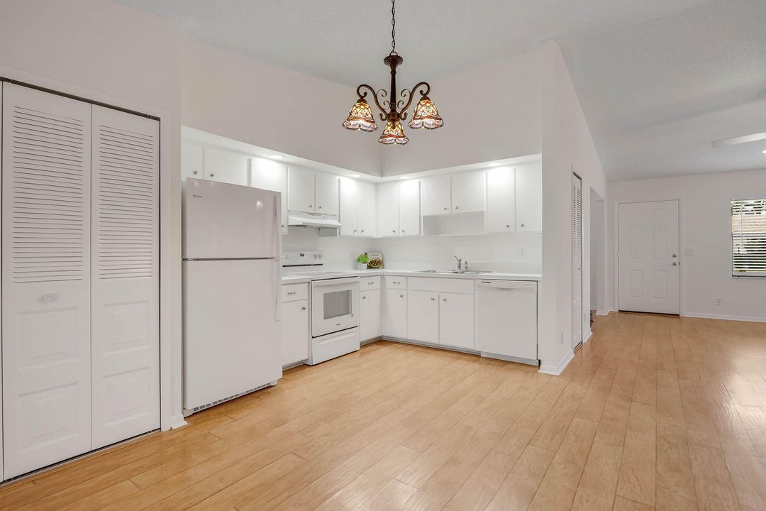 For Sale: $225,000 (2 beds, 2 baths, 1085 Square Feet)