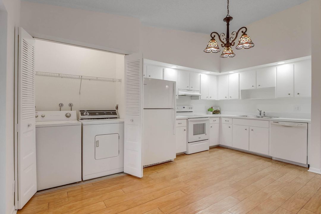 For Sale: $225,000 (2 beds, 2 baths, 1085 Square Feet)