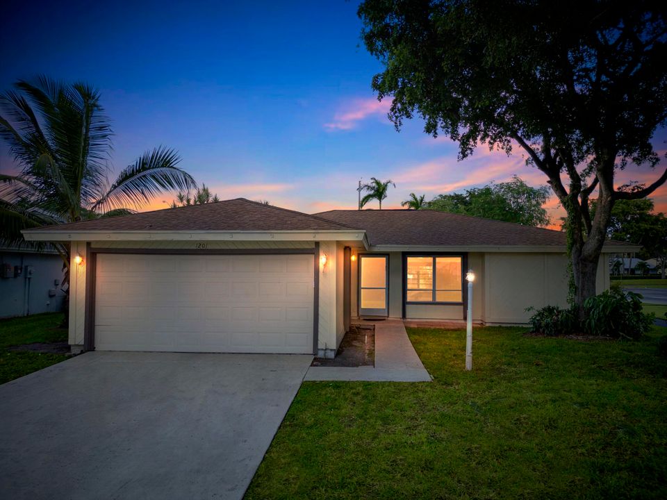 合同活跃: $415,000 (3 贝兹, 2 浴室, 1730 平方英尺)