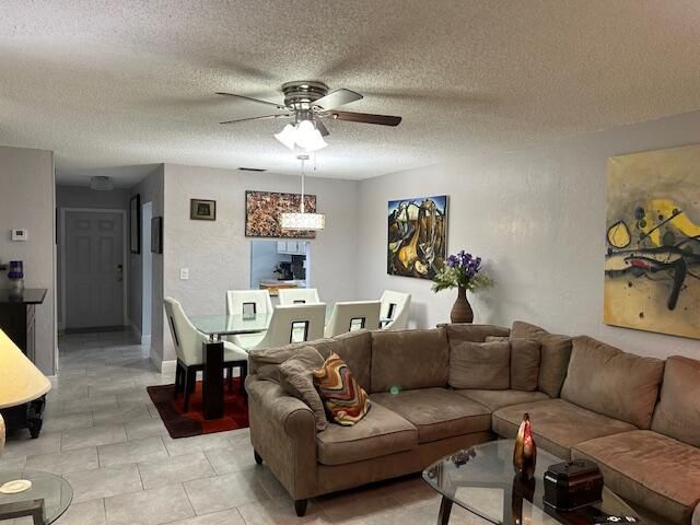 合同活跃: $145,000 (2 贝兹, 2 浴室, 1000 平方英尺)