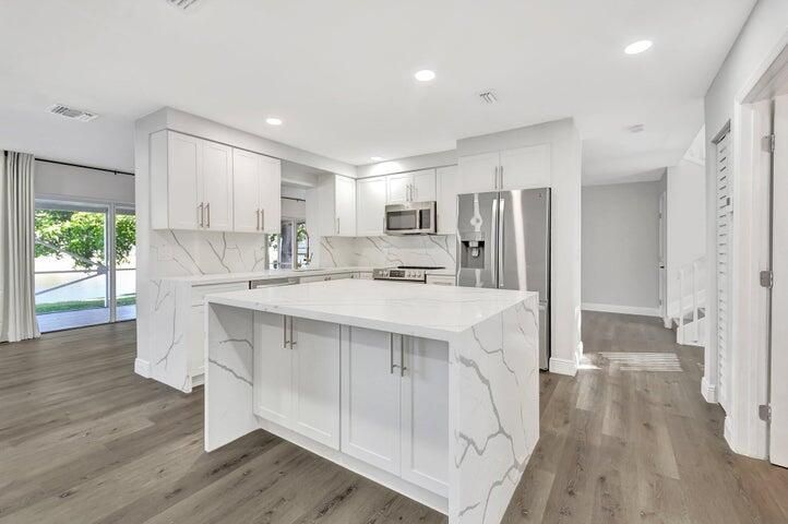 На продажу: $735,000 (4 спален, 2 ванн, 2175 Квадратных фут)