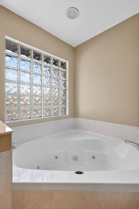 Activo con contrato: $599,900 (3 camas, 2 baños, 1858 Pies cuadrados)