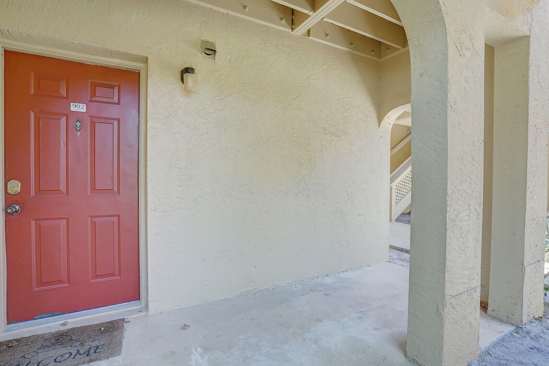 For Sale: $220,000 (2 beds, 2 baths, 888 Square Feet)