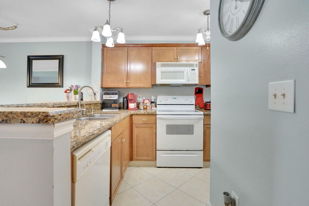 For Sale: $220,000 (2 beds, 2 baths, 888 Square Feet)