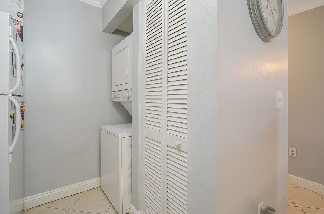 For Sale: $220,000 (2 beds, 2 baths, 888 Square Feet)