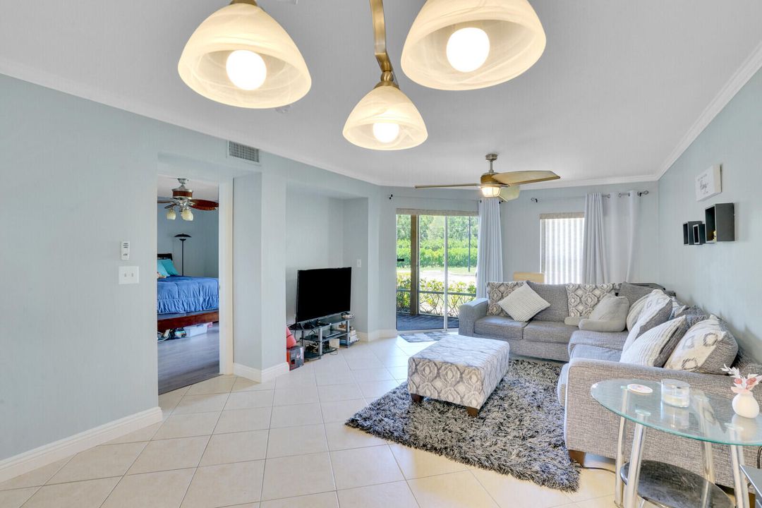 For Sale: $220,000 (2 beds, 2 baths, 888 Square Feet)