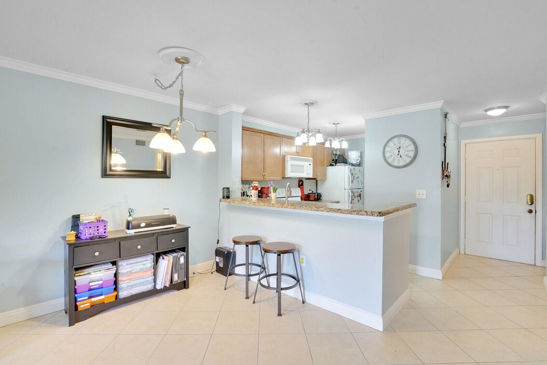 For Sale: $220,000 (2 beds, 2 baths, 888 Square Feet)