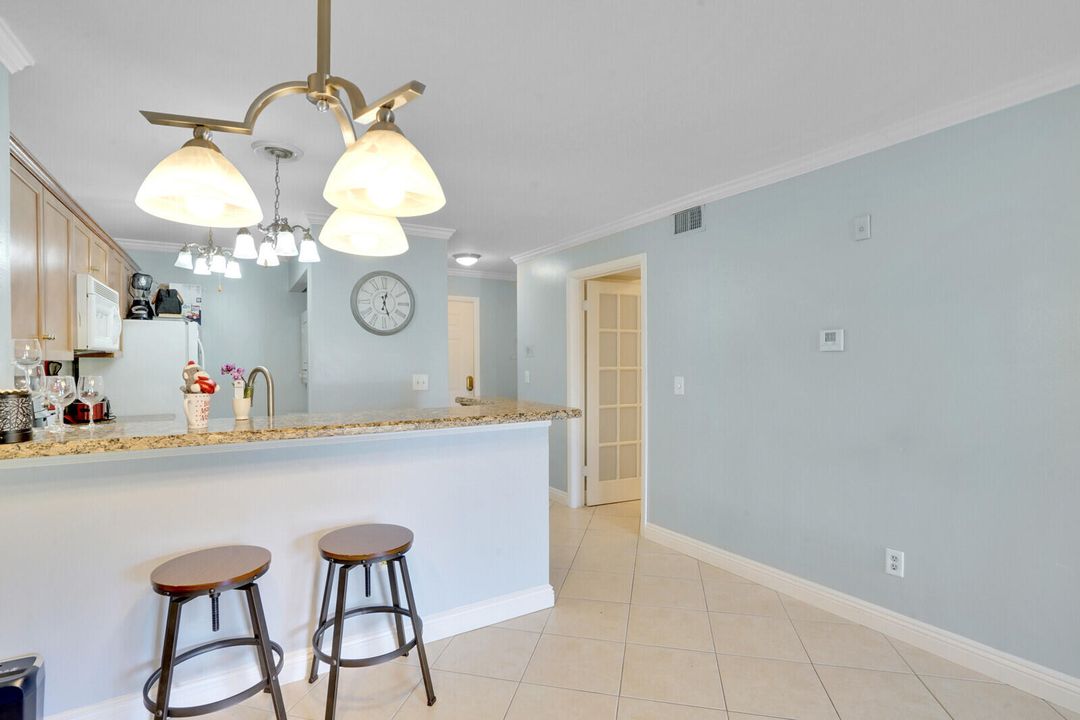 For Sale: $220,000 (2 beds, 2 baths, 888 Square Feet)