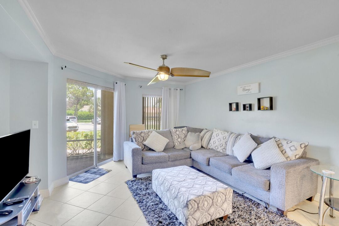 For Sale: $220,000 (2 beds, 2 baths, 888 Square Feet)